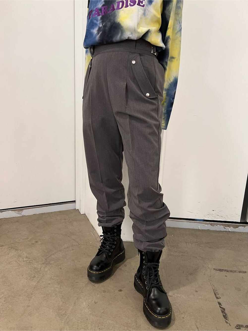 ブラック系のブーツ、ブルー系のTシャツ/カットソー、グレー系のその他パンツを着用したレディースの夏コーディネートの9枚目の写真