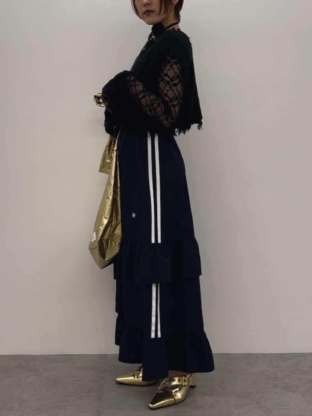 ブラック系のベスト、ブラック系のTシャツ/カットソー、ゴールド系のパンプスを着用したレディースの夏コーディネートの3枚目の写真