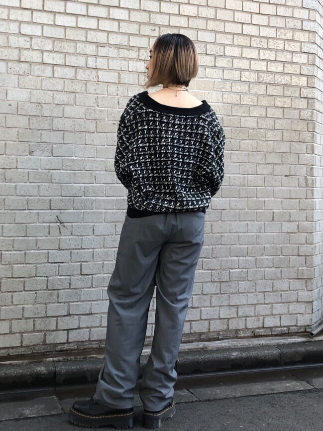 グレー系のスラックス、ブラック系のハンドバッグ、ブラック系のカーディガン/ボレロを着用したレディースの冬コーディネートの3枚目の写真