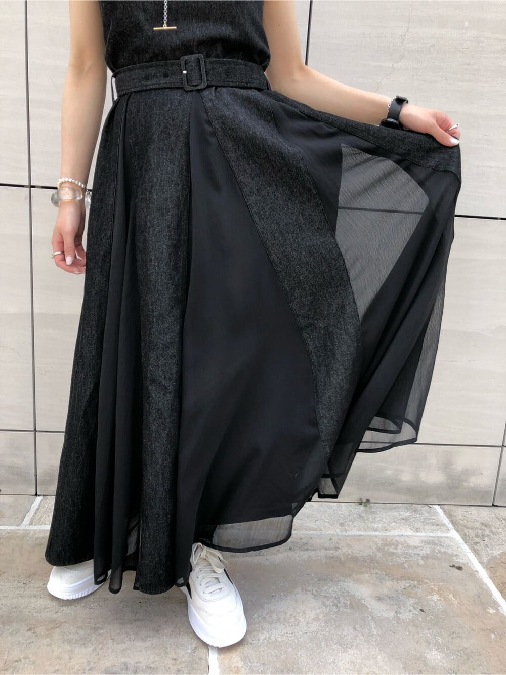 ホワイト系のスニーカー、ブラック系のワンピース、ブルー系のベストを着用したレディースの夏コーディネートの7枚目の写真