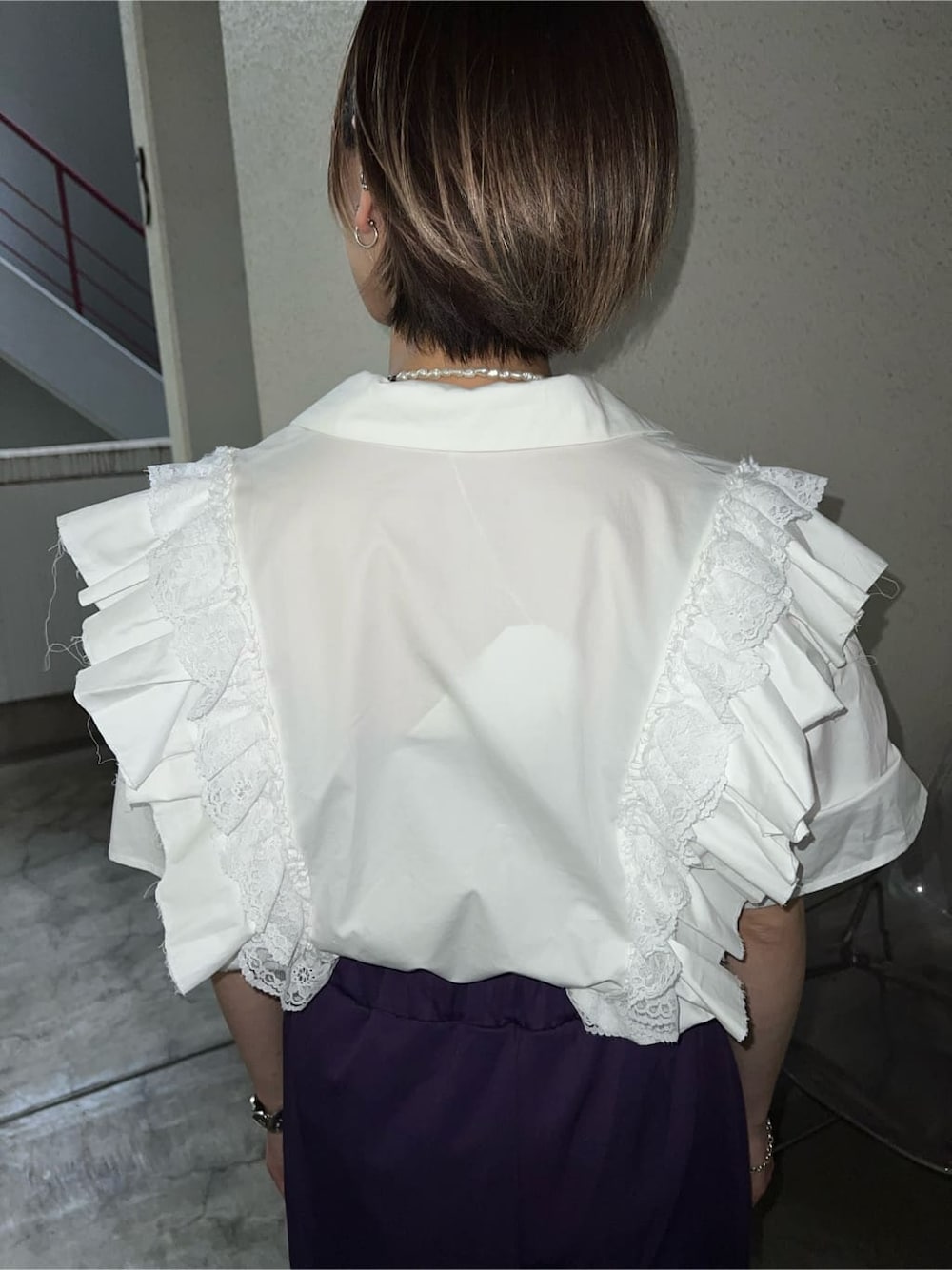 ベージュ系のキャミソール、ホワイト系のシャツ/ブラウス、パープル系のその他パンツを着用したレディースの夏コーディネートの8枚目の写真