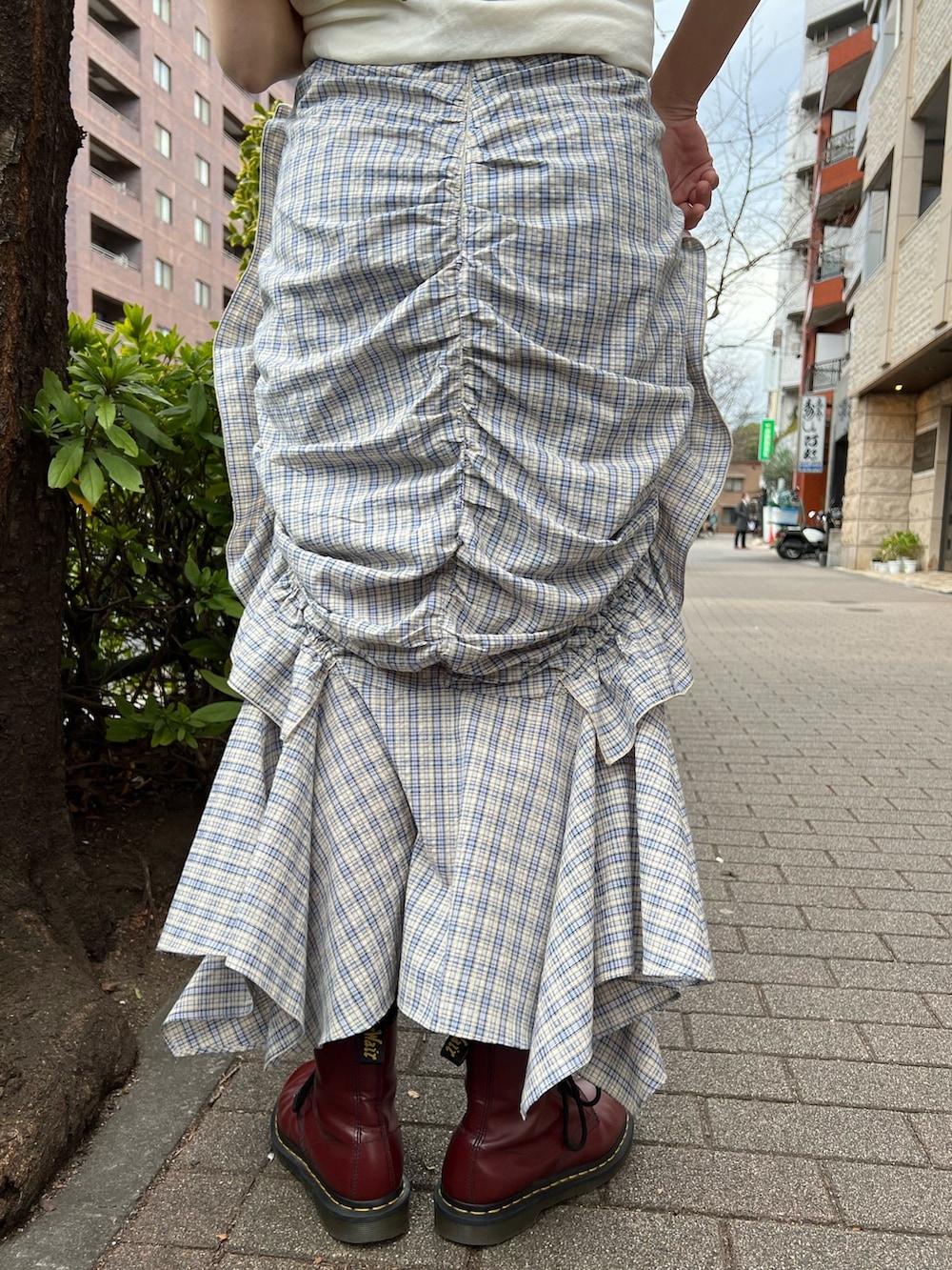 ブルー系のスカート、ホワイト系のTシャツ/カットソー、ホワイト系のハンチング/ベレー帽を着用したレディースの春コーディネートの9枚目の写真