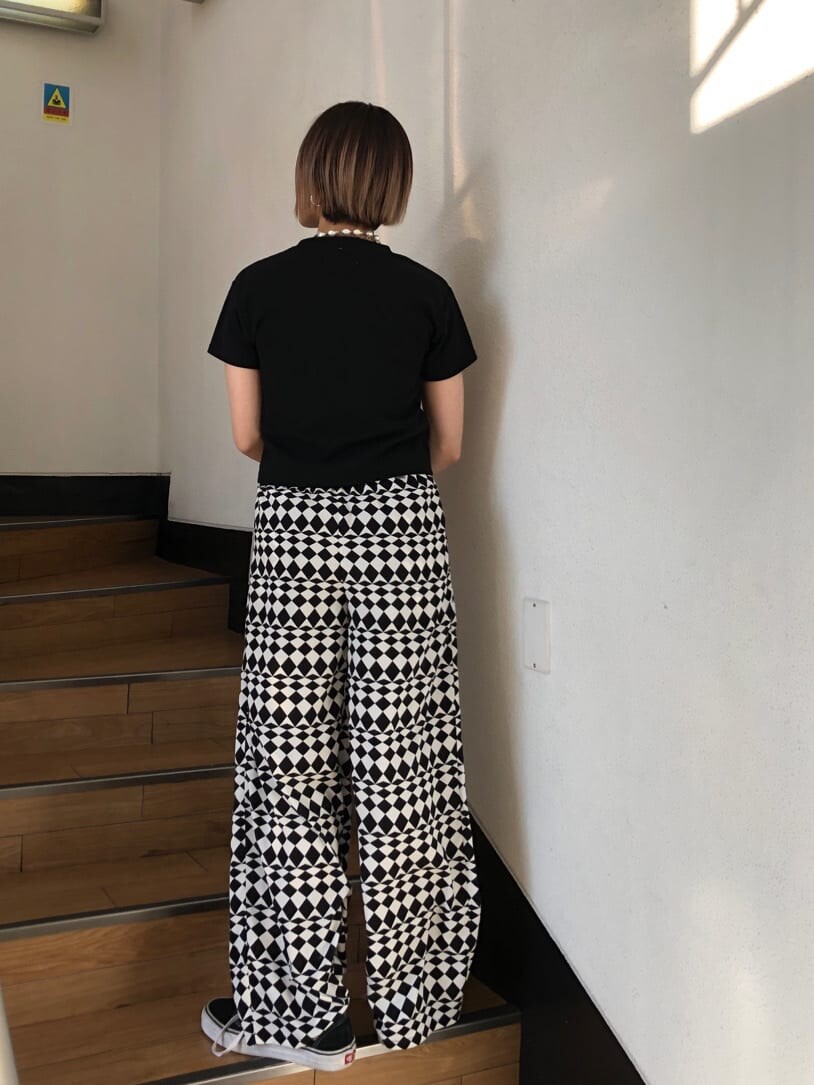 ブラック系のTシャツ/カットソー、その他のその他パンツを着用したレディースの春コーディネートの4枚目の写真