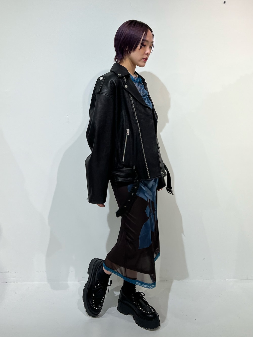 ブラック系のローファー、ブラック系のライダースジャケット、ブラウン系のTシャツ/カットソーを着用したレディースの春コーディネートの3枚目の写真