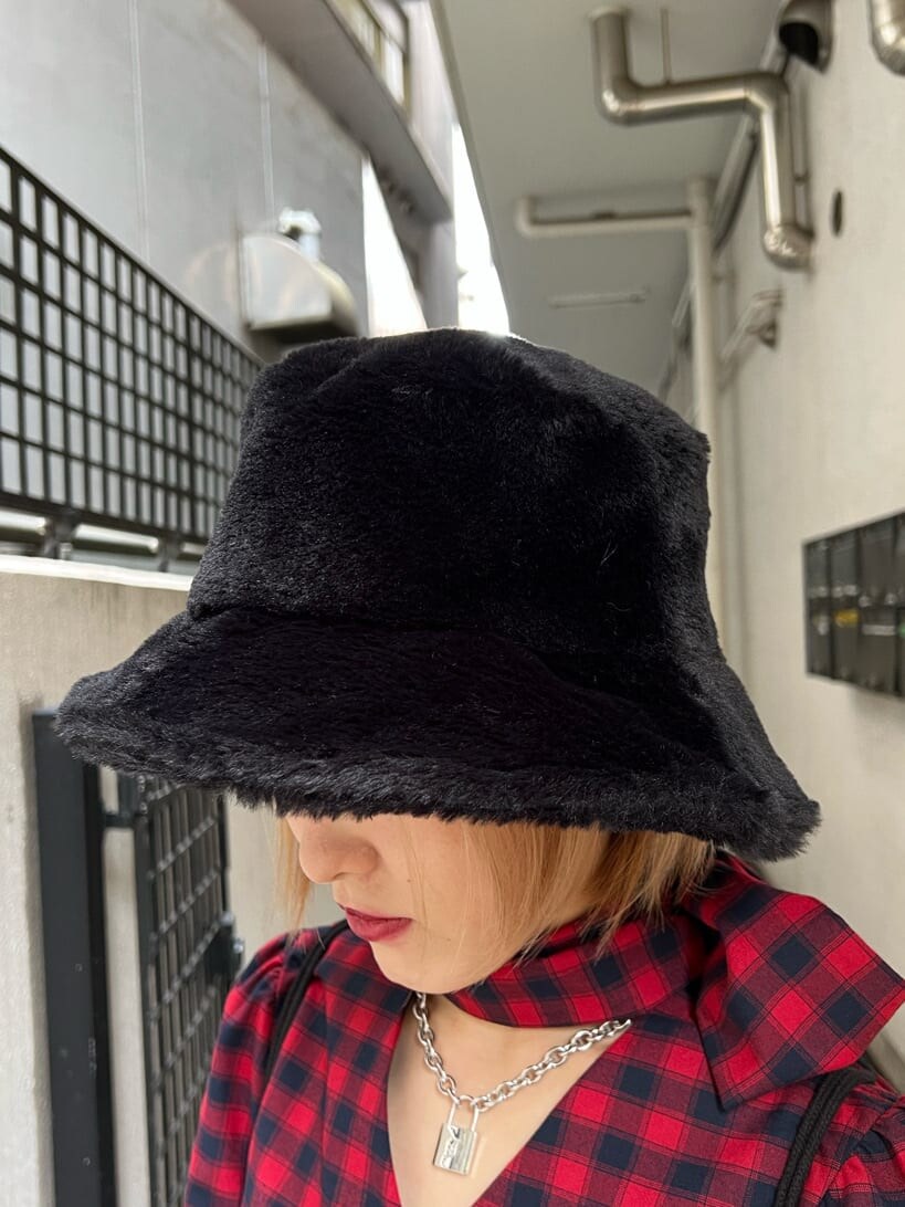 ブラック系のバックパック/リュック、レッド系のシャツ/ブラウス、ブラック系のカーゴパンツを着用したレディースの秋コーディネートの9枚目の写真