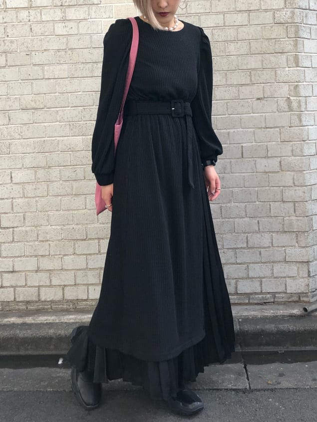 その他のその他パンツ、ブラック系のワンピース、ブラック系のブーツを着用したレディースの秋コーディネートの8枚目の写真