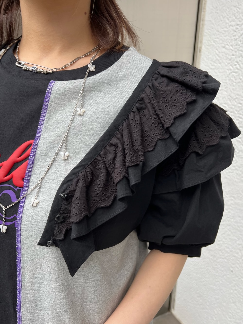 シルバー系のトートバッグ、ブラック系のシャツ/ブラウス、ブラック系のワンピースを着用したレディースの春コーディネートの7枚目の写真