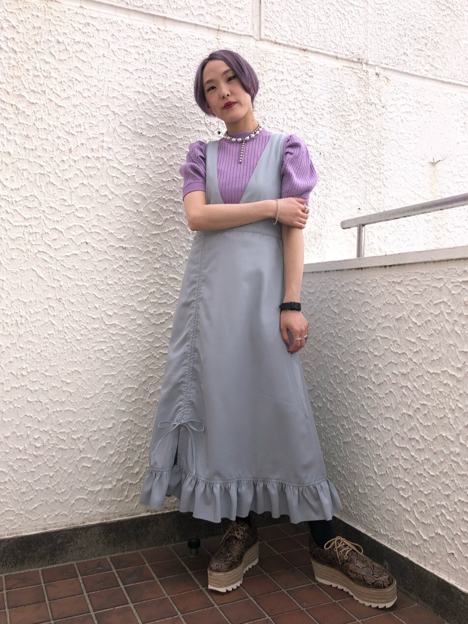 その他のローファー、ブルー系のワンピース、パープル系のニット/セーターを着用したレディースの春コーディネートの7枚目の写真