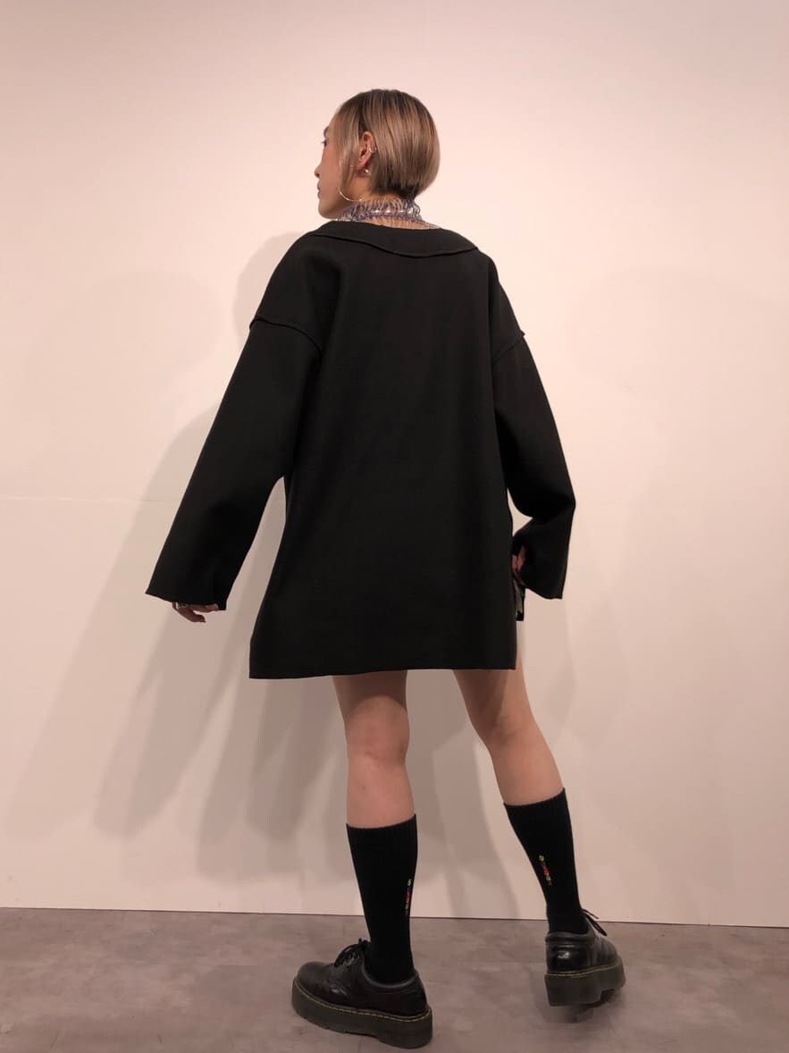 その他のTシャツ/カットソー、パープル系のキャミソール、ブラック系のスウェットを着用したレディースの秋コーディネートの4枚目の写真