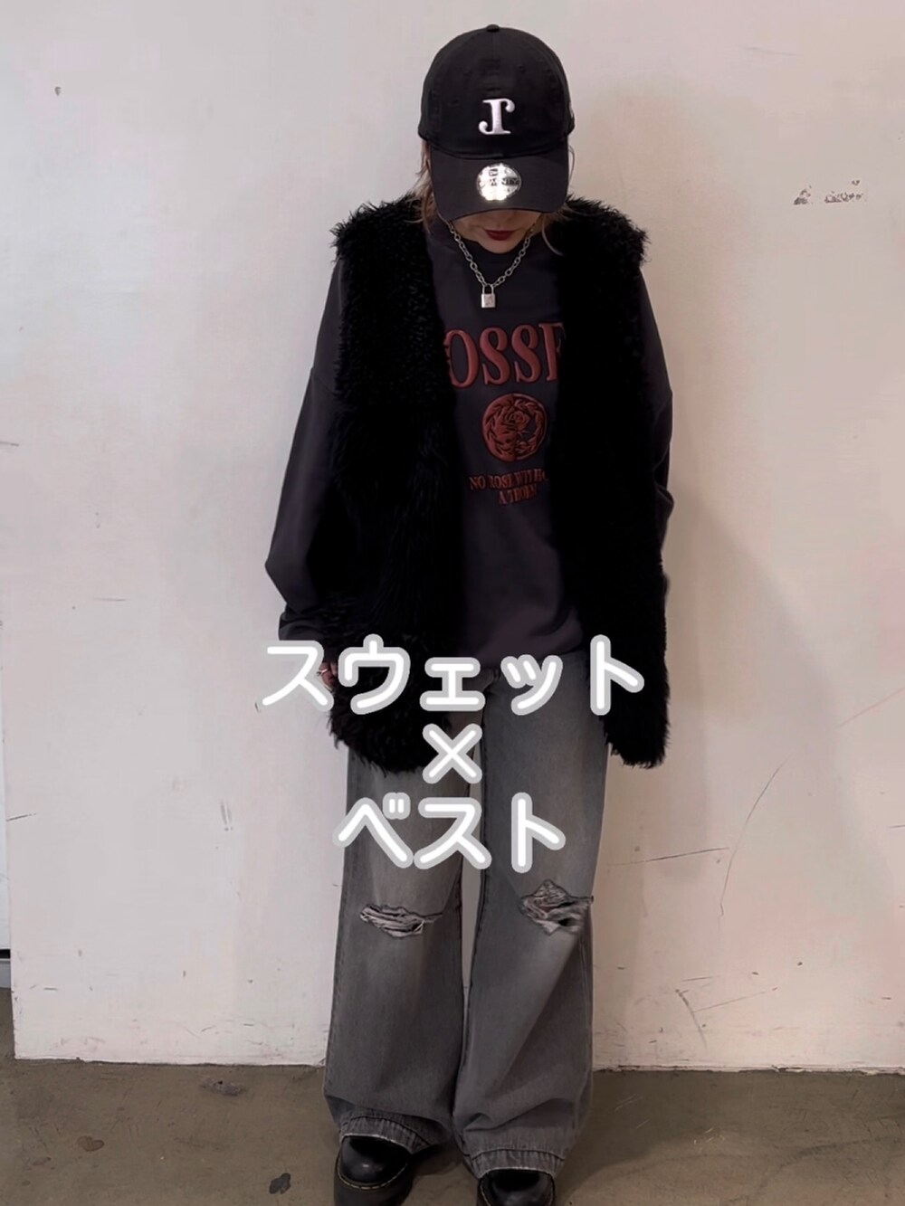 ブラック系のモッズコート、ブラック系のスウェット、ブラック系のデニムパンツを着用したレディースの秋コーディネートの3枚目の写真