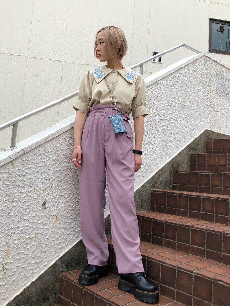 ホワイト系のシャツ/ブラウス、パープル系のその他パンツ、その他の財布を着用したレディースの春コーディネートの2枚目の写真