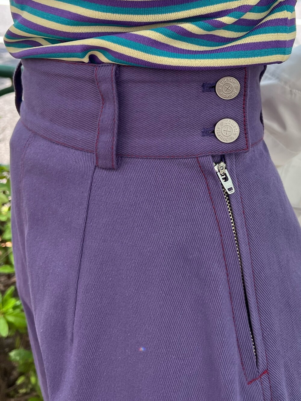 パープル系のニット/セーター、ホワイト系のシャツ/ブラウス、パープル系のワンピースを着用したレディースの夏コーディネートの9枚目の写真