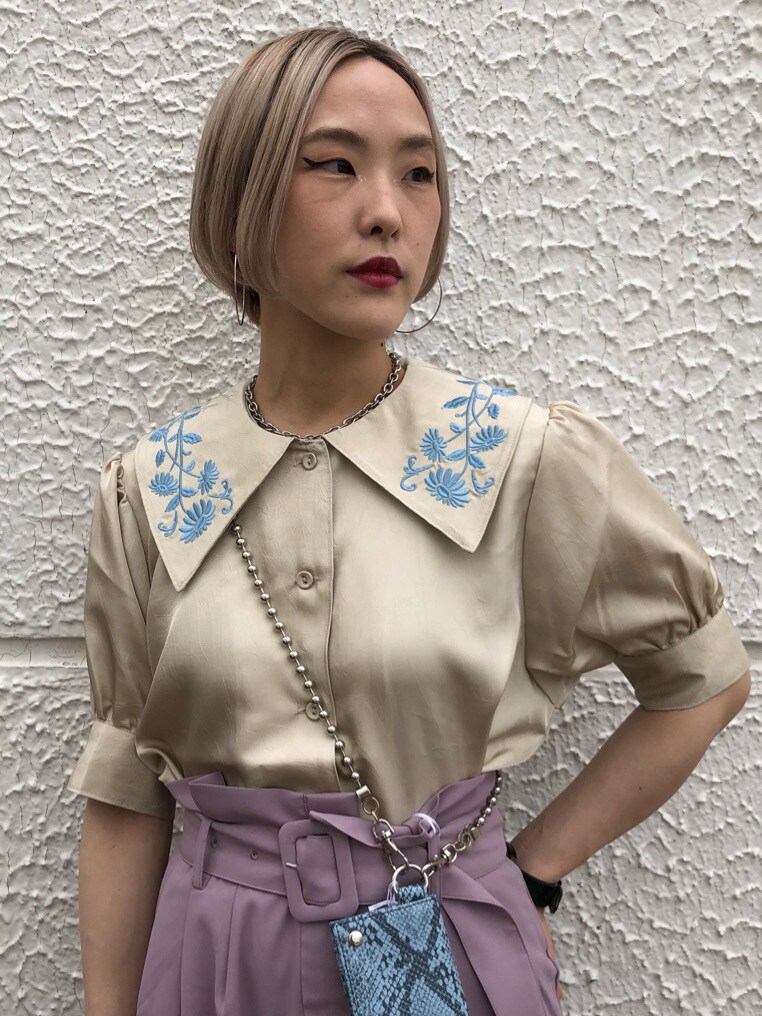 ホワイト系のシャツ/ブラウス、パープル系のその他パンツ、その他の財布を着用したレディースの春コーディネートの6枚目の写真