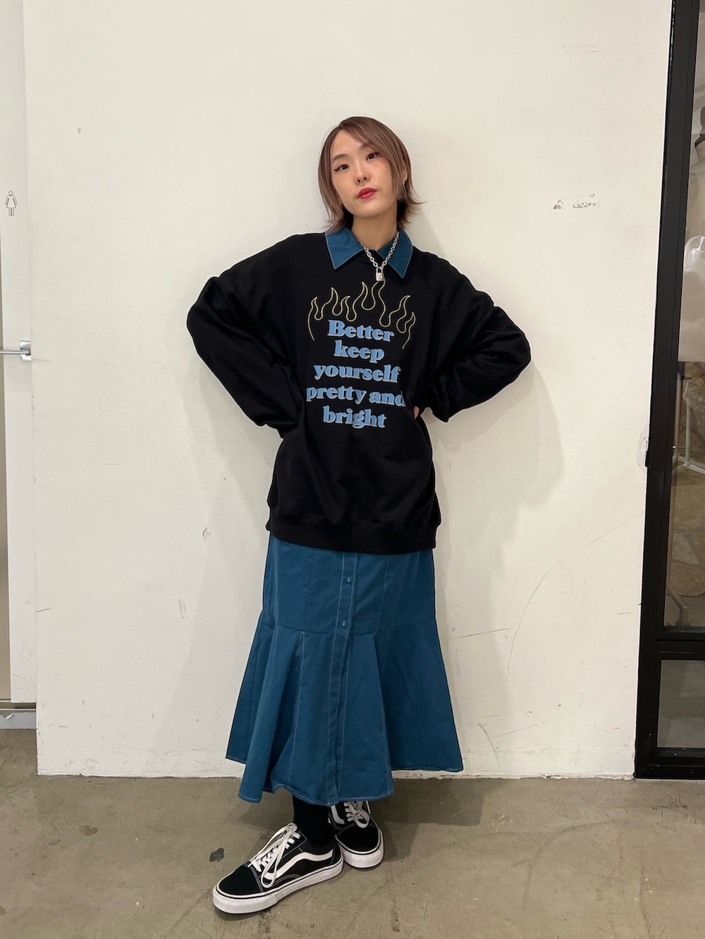 ブラック系のTシャツ/カットソー、ブルー系のワンピースを着用したレディースの冬コーディネートの5枚目の写真