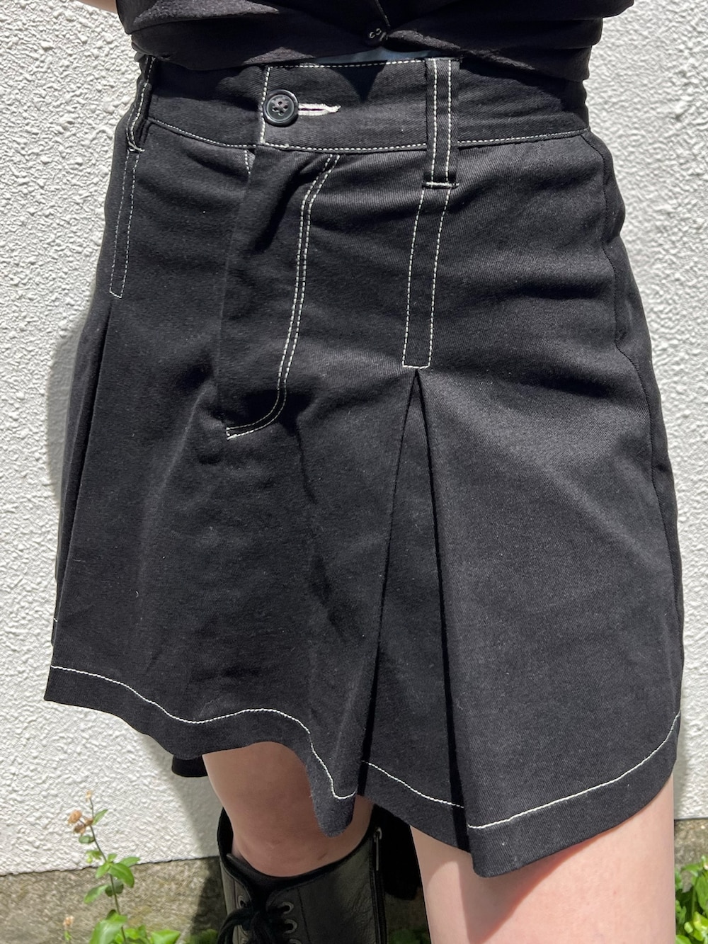 ブラック系のワンピース、ブラック系のその他パンツ、ブラック系のブーツを着用したレディースの夏コーディネートの9枚目の写真