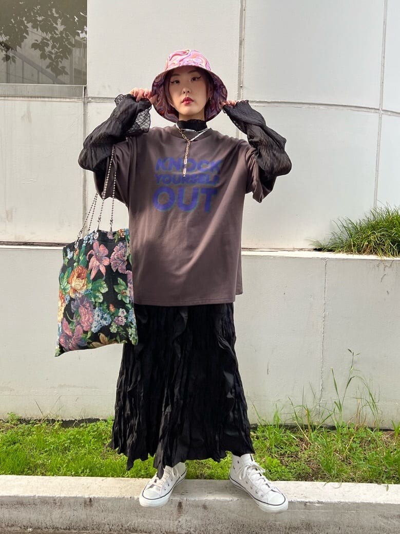 ブラック系のワンピース、ブラック系のトートバッグ、ブラック系のシャツ/ブラウスを着用したレディースの夏コーディネートの5枚目の写真