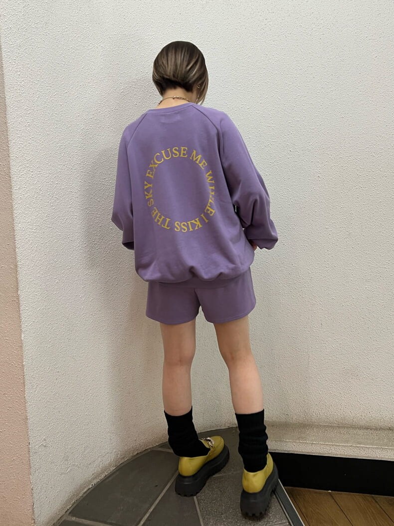 イエロー系のその他シューズ、パープル系のスウェット、シルバー系のブレスレットを着用したレディースの夏コーディネートの3枚目の写真