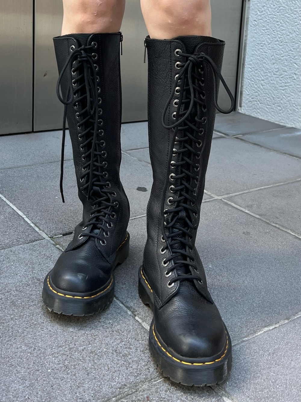 ブラック系のブルゾン、ブラック系のスウェット、ホワイト系のその他パンツを着用したレディースの冬コーディネートの9枚目の写真