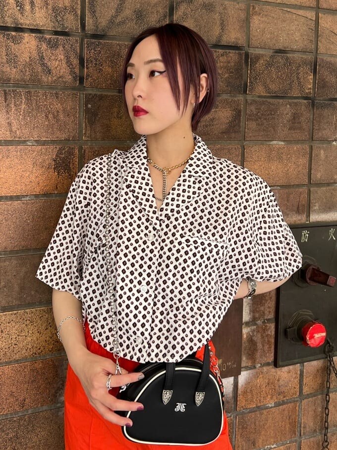 ホワイト系のシャツ/ブラウス、ブラック系のその他シューズ、ブラック系のボストンバッグを着用したレディースの夏コーディネートの5枚目の写真