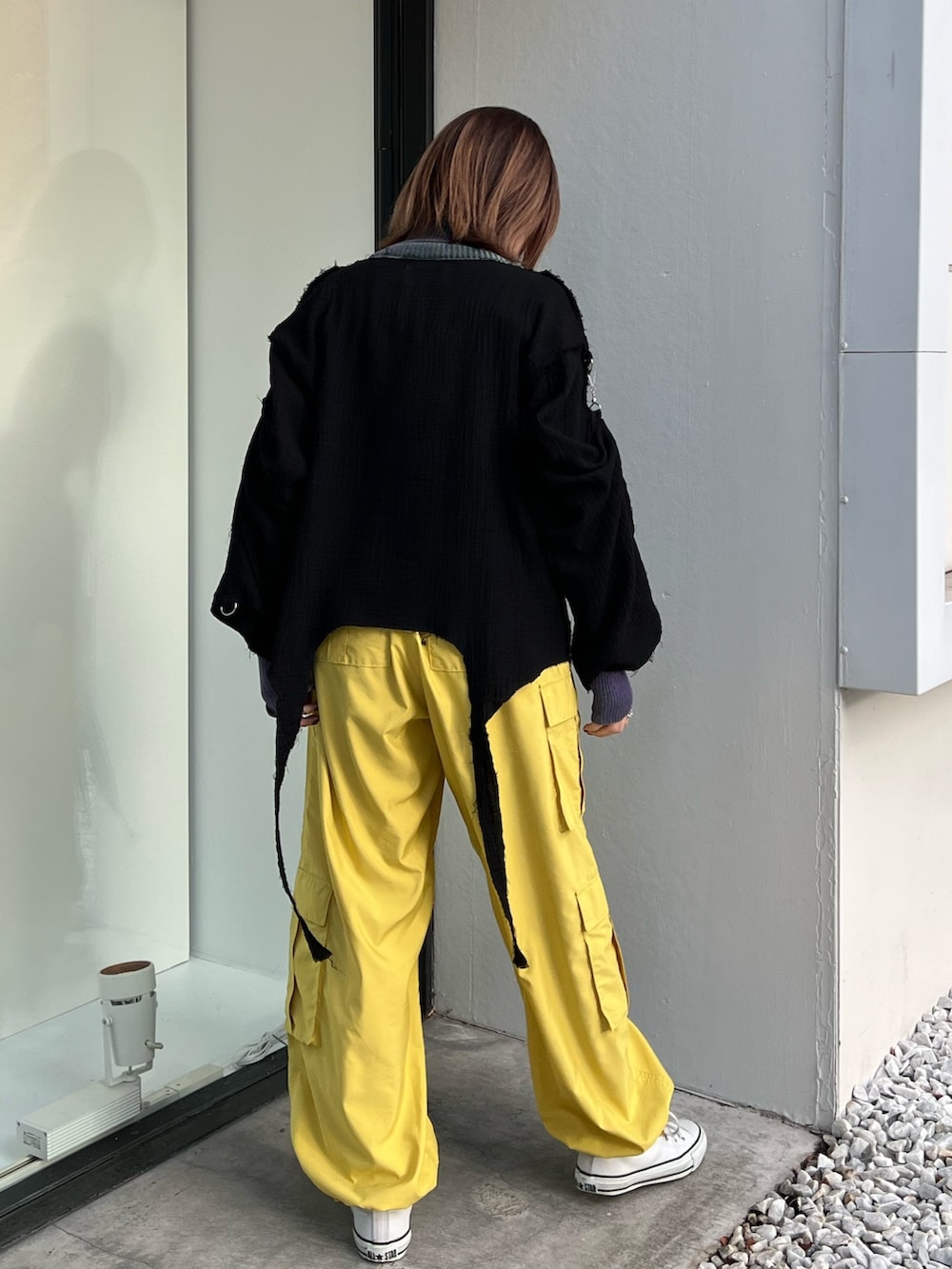 イエロー系のその他パンツ、パープル系のニット/セーター、ブラック系のシャツ/ブラウスを着用したレディースの冬コーディネートの3枚目の写真