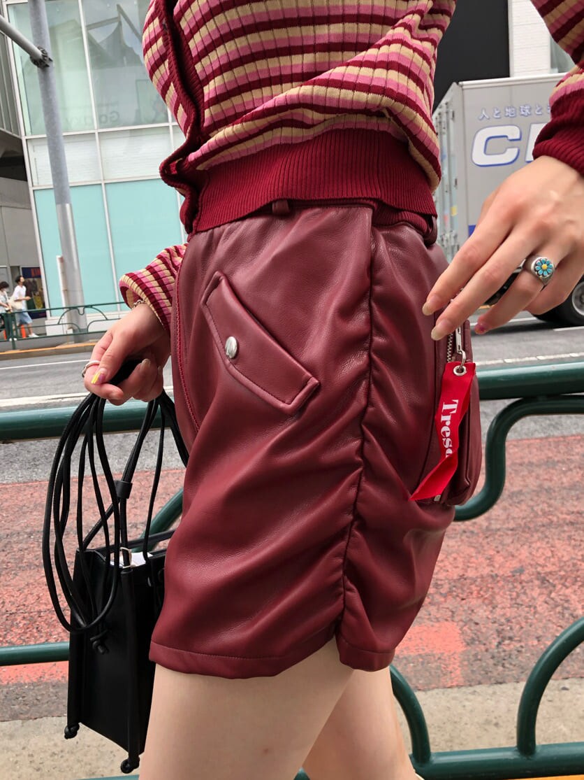 ホワイト系のブーツ、ホワイト系のMA-1、レッド系のカーディガン/ボレロを着用したレディースの夏コーディネートの8枚目の写真