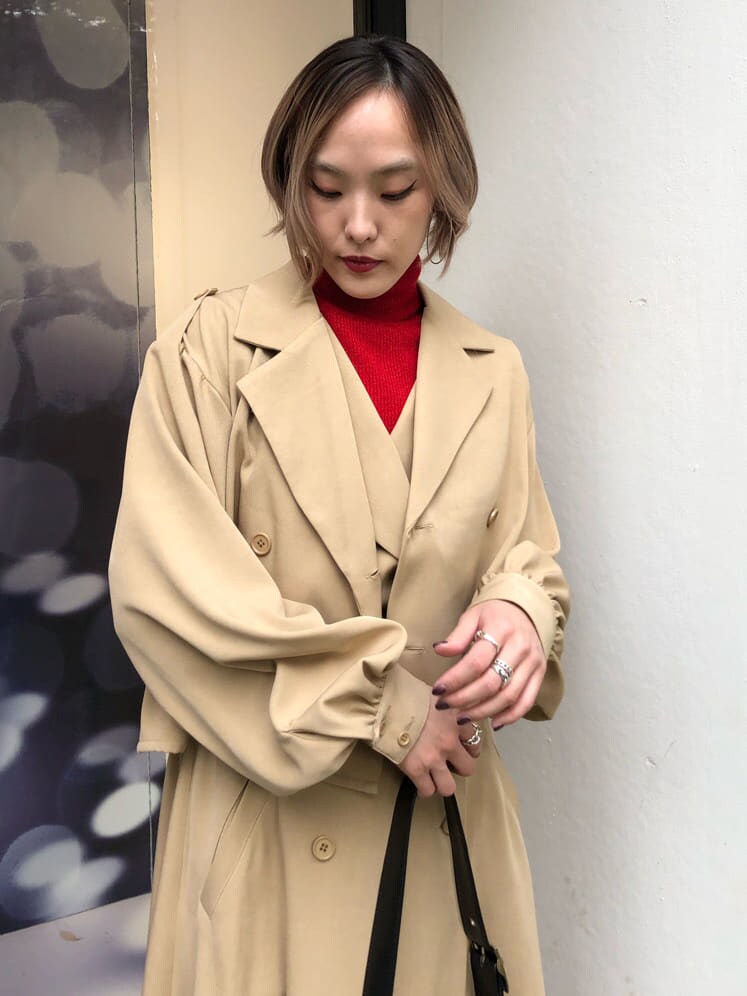 レッド系のニット/セーター、ホワイト系のスニーカー、ブラック系のショルダーバッグを着用したレディースの秋コーディネートの4枚目の写真