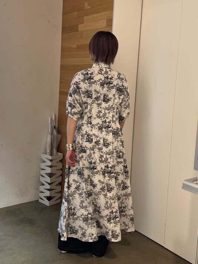 ホワイト系のワンピース、ブラック系のその他パンツ、ホワイト系のブレスレットを着用したレディースの夏コーディネートの4枚目の写真