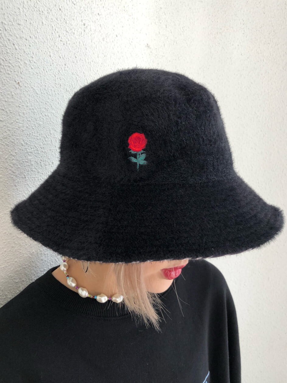 ホワイト系のデニムパンツ、ブラック系のスウェット、ブラック系のハットを着用したレディースの秋コーディネートの9枚目の写真