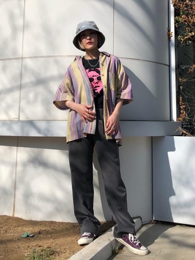 ブラック系のキャミソール、ブラック系のTシャツ/カットソー、イエロー系のシャツ/ブラウスを着用したレディースの夏コーディネートの2枚目の写真