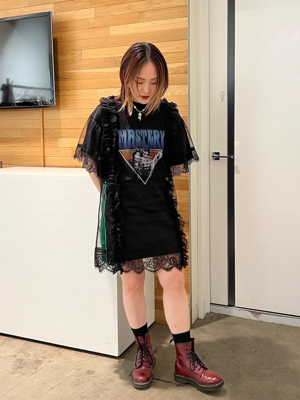 ブラック系のワンピース、ブラック系のスカートを着用したレディースの春コーディネートの5枚目の写真