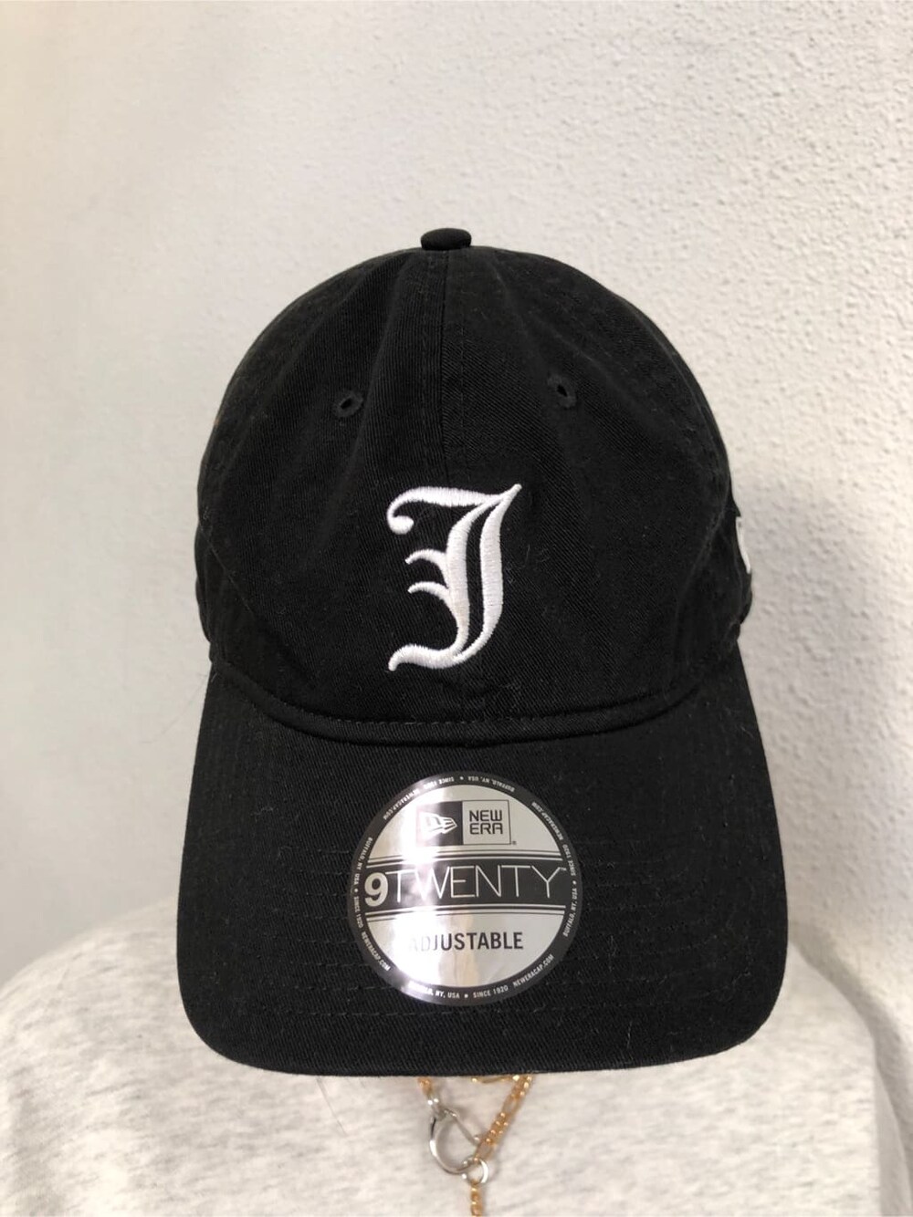 ブラック系のスラックス、グレー系のTシャツ/カットソー、ホワイト系のスニーカーを着用したレディースの冬コーディネートの8枚目の写真