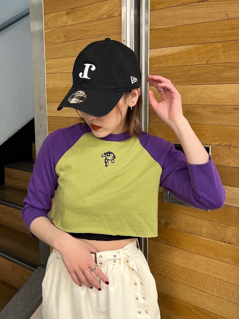 グリーン系のTシャツ/カットソー、ホワイト系のその他パンツ、ブラック系のその他シューズを着用したレディースの冬コーディネートの5枚目の写真