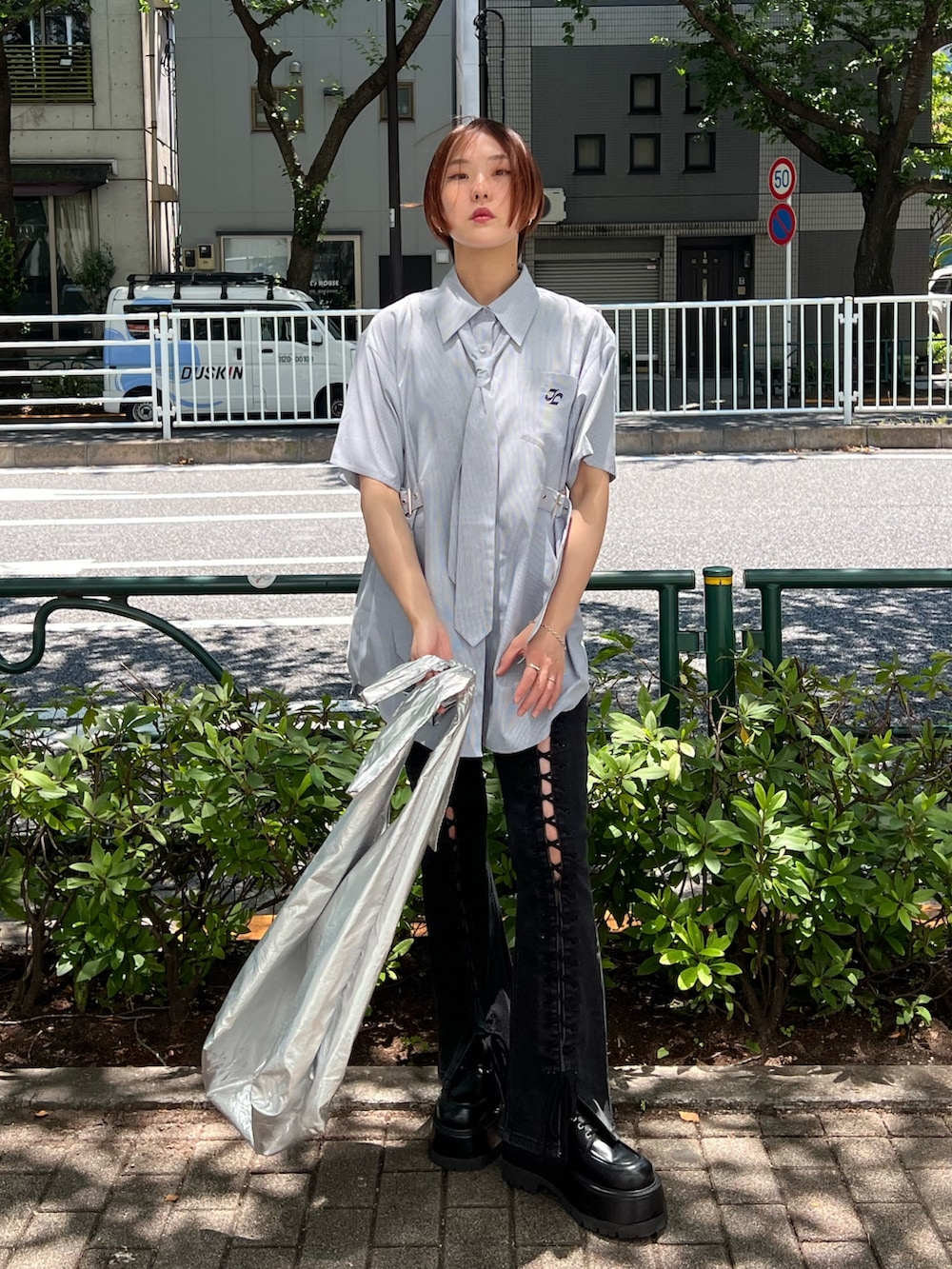 ブルー系のシャツ/ブラウス、ブラック系のデニムパンツ、ブラック系のドレスシューズを着用したレディースの夏コーディネートの3枚目の写真