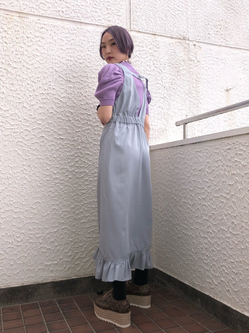 その他のローファー、ブルー系のワンピース、パープル系のニット/セーターを着用したレディースの春コーディネートの2枚目の写真