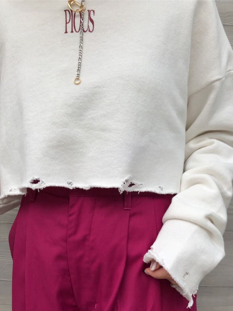 ピンク系のスラックス、ホワイト系のトートバッグ、ブラック系のブーツを着用したレディースの春コーディネートの8枚目の写真