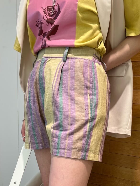 ホワイト系のブーツ、ホワイト系のベスト、ホワイト系のハンドバッグを着用したレディースの春コーディネートの8枚目の写真