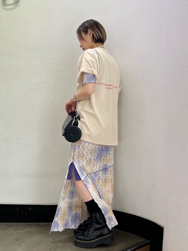 ブラック系のハンドバッグ、パープル系のワンピース、ブラック系のその他シューズを着用したレディースの夏コーディネートの3枚目の写真