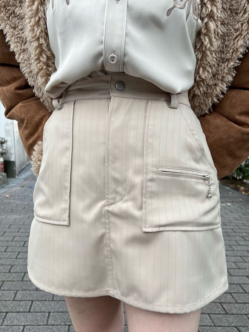 ブラック系のブーツ、ホワイト系のシャツ/ブラウス、ホワイト系のスカートを着用したレディースの秋コーディネートの10枚目の写真