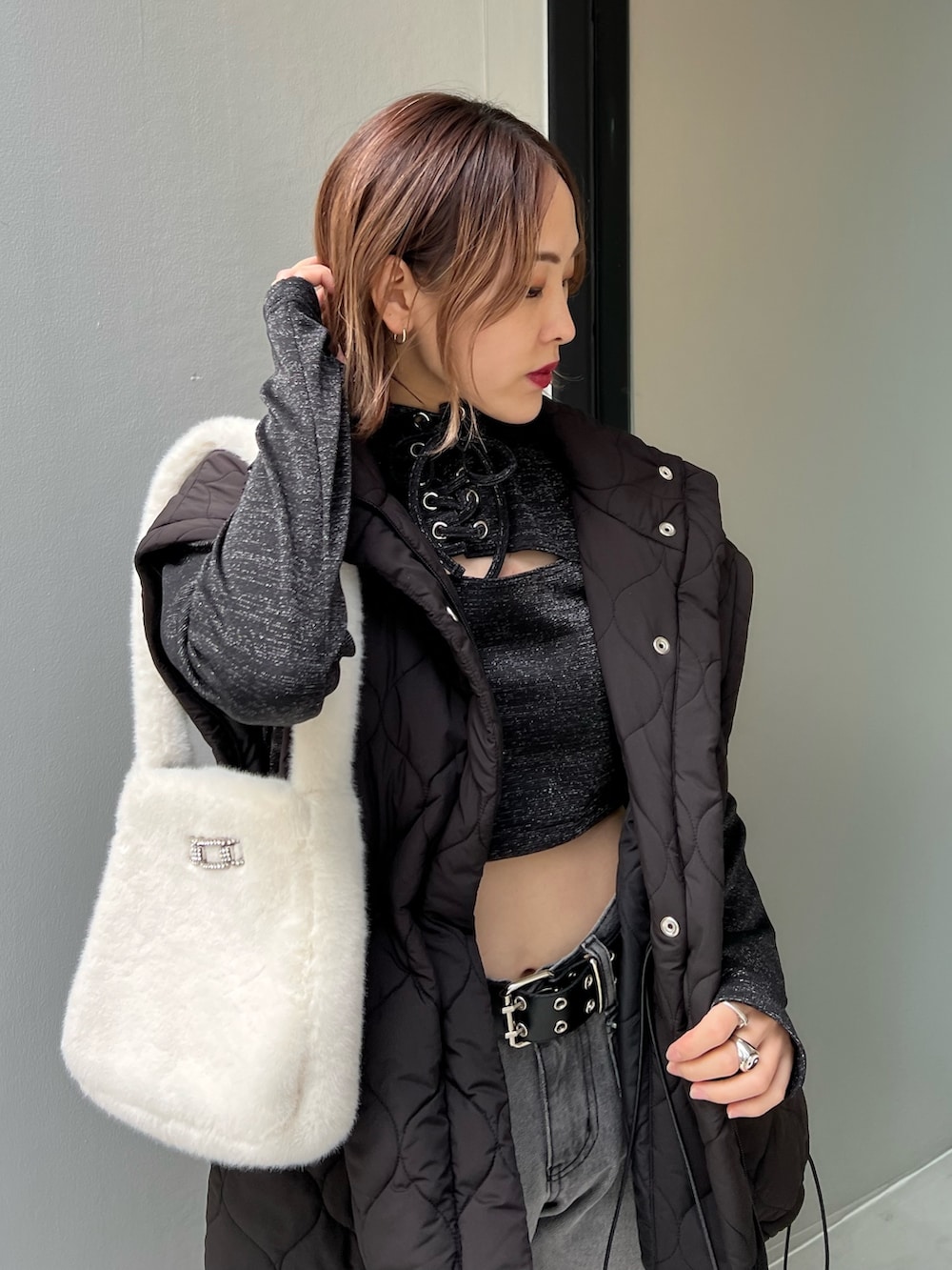 ブラック系のデニムパンツ、ブラック系のTシャツ/カットソー、ブラック系のその他アウターを着用したレディースの冬コーディネートの10枚目の写真