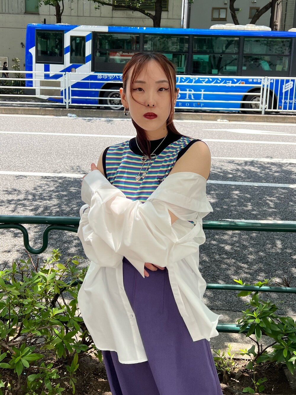 パープル系のニット/セーター、ホワイト系のシャツ/ブラウス、パープル系のワンピースを着用したレディースの夏コーディネートの6枚目の写真