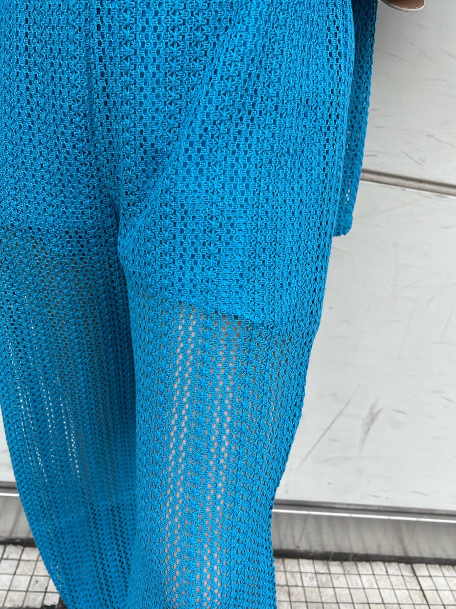 ブラック系のキャミソール、ブルー系のその他パンツ、ブルー系のシャツ/ブラウスを着用したレディースの夏コーディネートの8枚目の写真