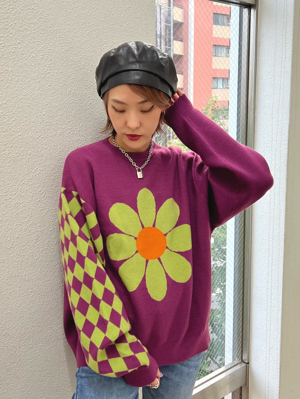 パープル系のニット/セーター、ブルー系のデニムパンツ、レッド系のブーツを着用したレディースの秋コーディネートの5枚目の写真