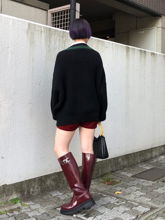 ブラック系のワンピース、ブラック系のハンドバッグ、ホワイト系のシャツ/ブラウスを着用したレディースの冬コーディネートの3枚目の写真