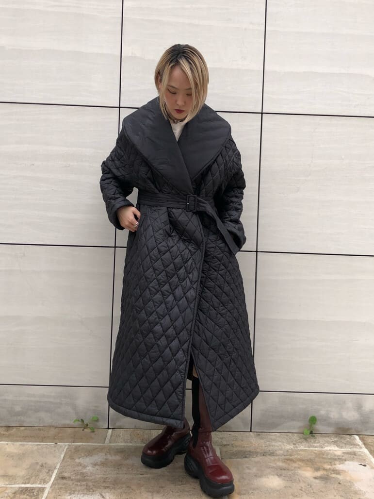 ホワイト系のTシャツ/カットソー、ブラック系のその他アウターを着用したレディースの秋コーディネートの2枚目の写真