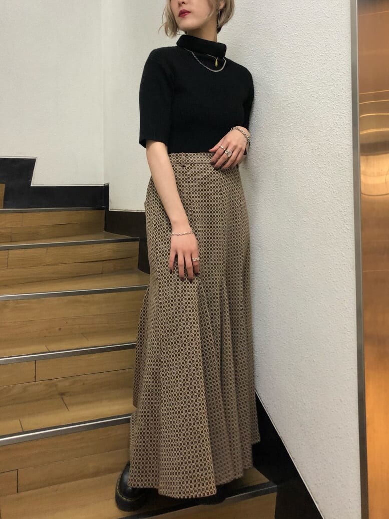 ホワイト系のムートンコート、その他のスカート、ブラック系のカーディガン/ボレロを着用したレディースの秋コーディネートの4枚目の写真