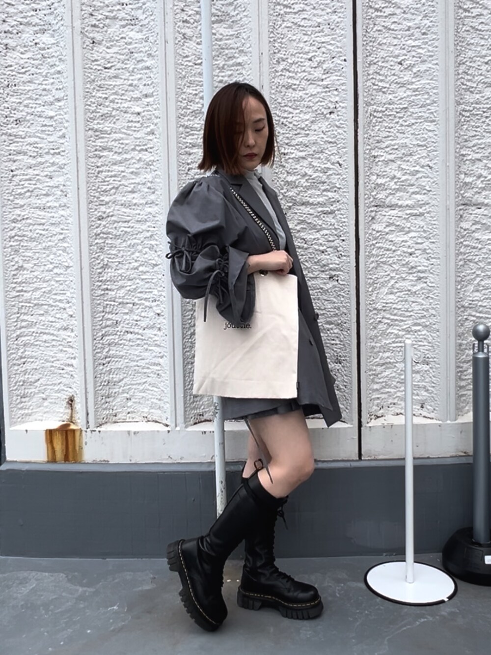 グレー系のワンピース、グレー系のスカート、シルバー系のTシャツ/カットソーを着用したレディースの春コーディネートの5枚目の写真