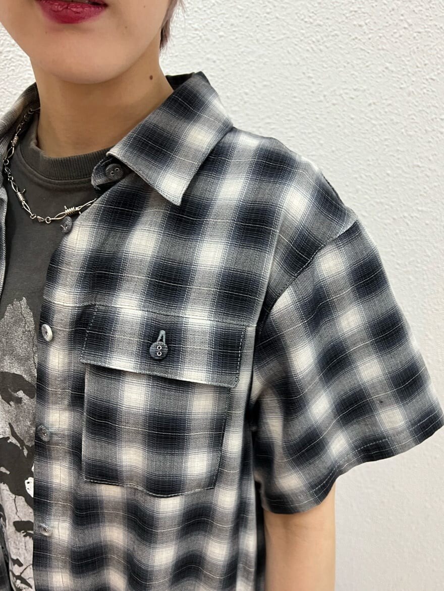 その他のワンピース、ホワイト系のバックパック/リュック、ホワイト系のその他パンツを着用したレディースの夏コーディネートの6枚目の写真