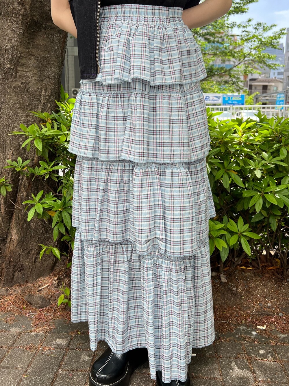 ブラック系のTシャツ/カットソー、ブラック系のベスト、ブラック系のハンドバッグを着用したレディースの夏コーディネートの8枚目の写真