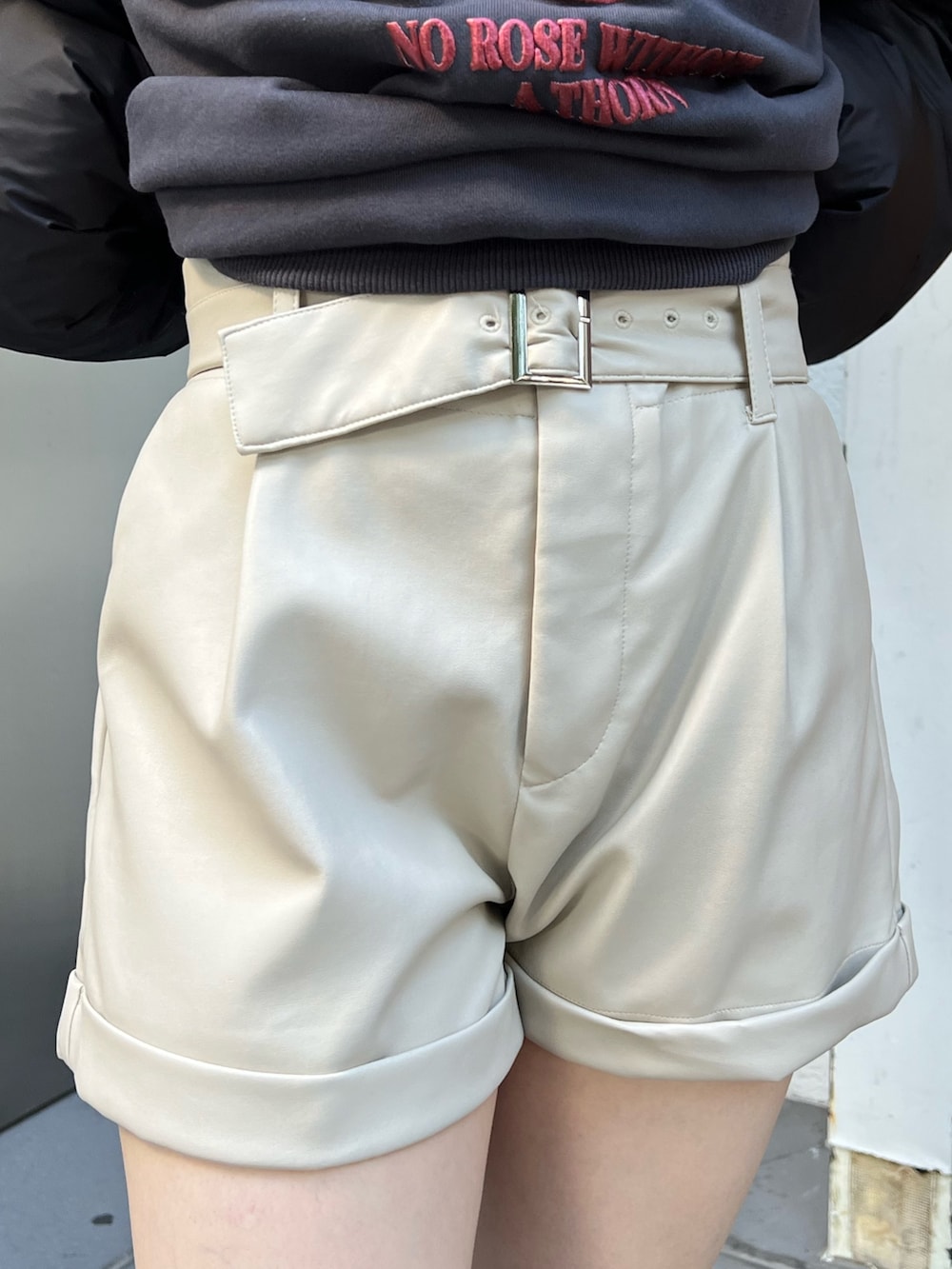 ブラック系のブルゾン、ブラック系のスウェット、ホワイト系のその他パンツを着用したレディースの冬コーディネートの8枚目の写真