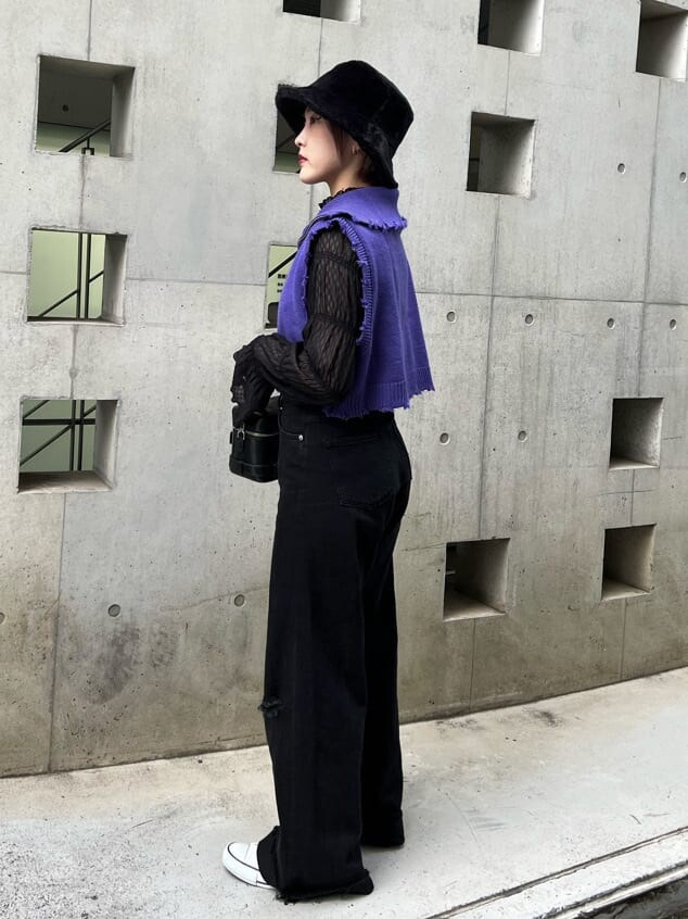 ブラック系のデニムパンツ、パープル系のベスト、ブラック系のシャツ/ブラウスを着用したレディースの夏コーディネートの3枚目の写真